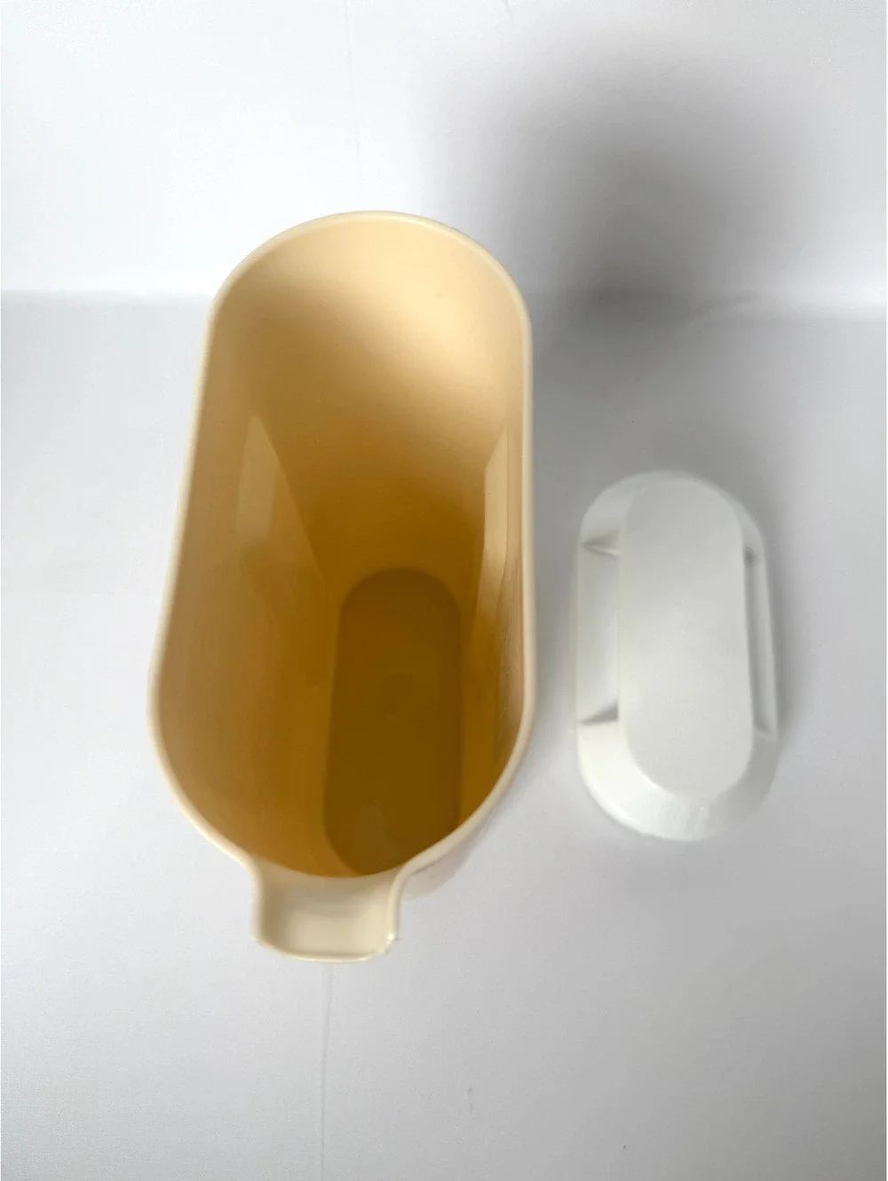 Rubbermaid 1.5 Quart Plastic Pitcher with Lid - Beige and White